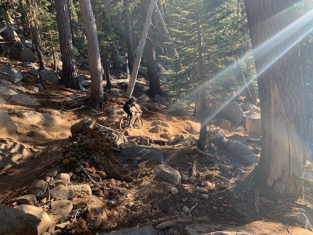 Mountain Bike en Tahoe - Abundantes Rocas y Árboles