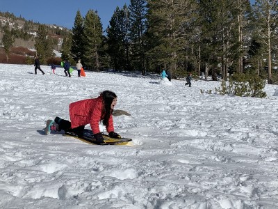 Niña deslizándose en la nieve en Tahoe